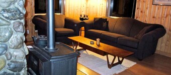 Welcome to the Dancing Bear Cabin! Sleeps 8!