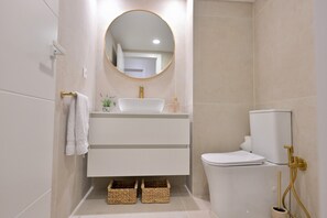 ヘアドライヤー、タオル、石鹸、トイレットペーパー