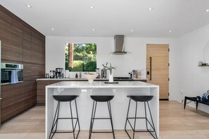 Wasserkocher mit Kaffee-/Teezubehör, Kühlschrank, Mikrowelle, Ofen