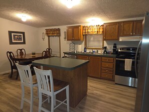 Fridge, microwave, oven, stovetop - The White Dove with hot tub (Nelsonville)