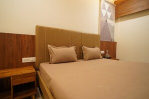 Grand Suite | Desk, laptop workspace - RAAHI HOMESTAY (Ujjain)