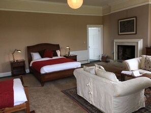 Deluxe-Vierbettzimmer, Gartenblick | Schallisolierte Zimmer, Bügeleisen/Bügelbrett, kostenloses WLAN