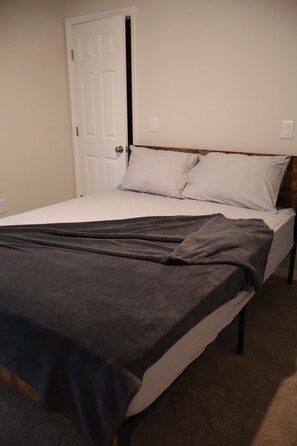 4 bedrooms, WiFi, bed sheets - Clean and Cozy home with AC (Haines City)