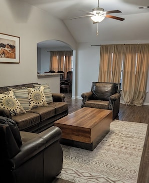 Living area - Secluded Water Front (Sanger)