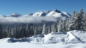 A snowy mountain landscape with snow-covered trees and a clear sky. - Wonderful 2-bedroom condo in the heart of Avon for your perfect winter getaway (Avon)