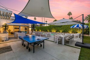 Outdoor dining - Modern Desert Oasis – Luxury Retreat (Palm Springs)