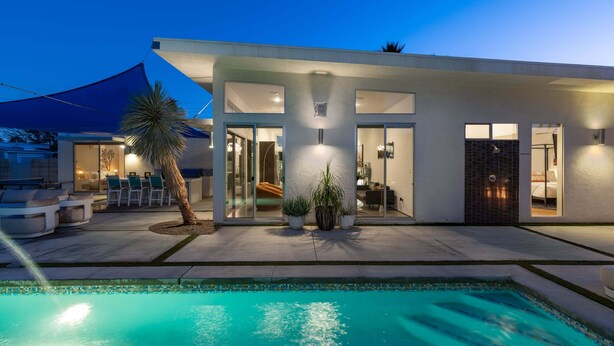 A modern house with a pool, outdoor seating, and a covered patio. - Modern Desert Oasis – Luxury Retreat (Palm Springs)
