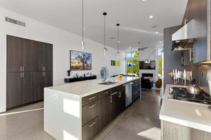Fridge, microwave, oven, stovetop - Modern Desert Oasis – Luxury Retreat (Palm Springs)