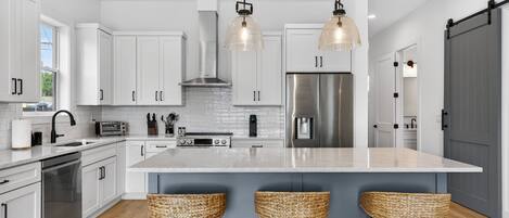 Geladeira, micro-ondas, fogão, cooktop