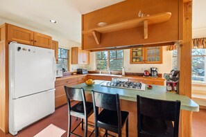 Fridge, microwave, oven, stovetop - Charming Two Story Home with Hot Tub (Driggs)