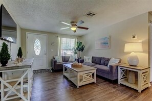 Smart TV - Cozy Lake Home in Tampa (Tampa)