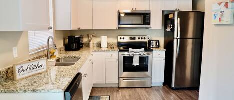 Kjøleskap, mikrobølgeovn, ovn og kokeplater