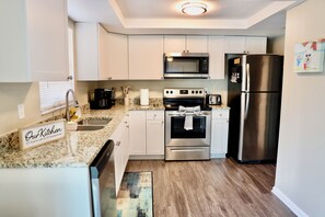 Fridge, microwave, oven, stovetop - Cozy Lake Home in Tampa (Tampa)