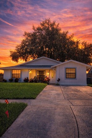 Exterior - Cozy Lake Home in Tampa (Tampa)