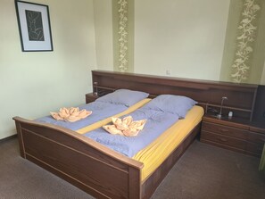 Basic Double Room | Cribs/infant beds, free WiFi, bed sheets - Hotel-Pension (Esens)