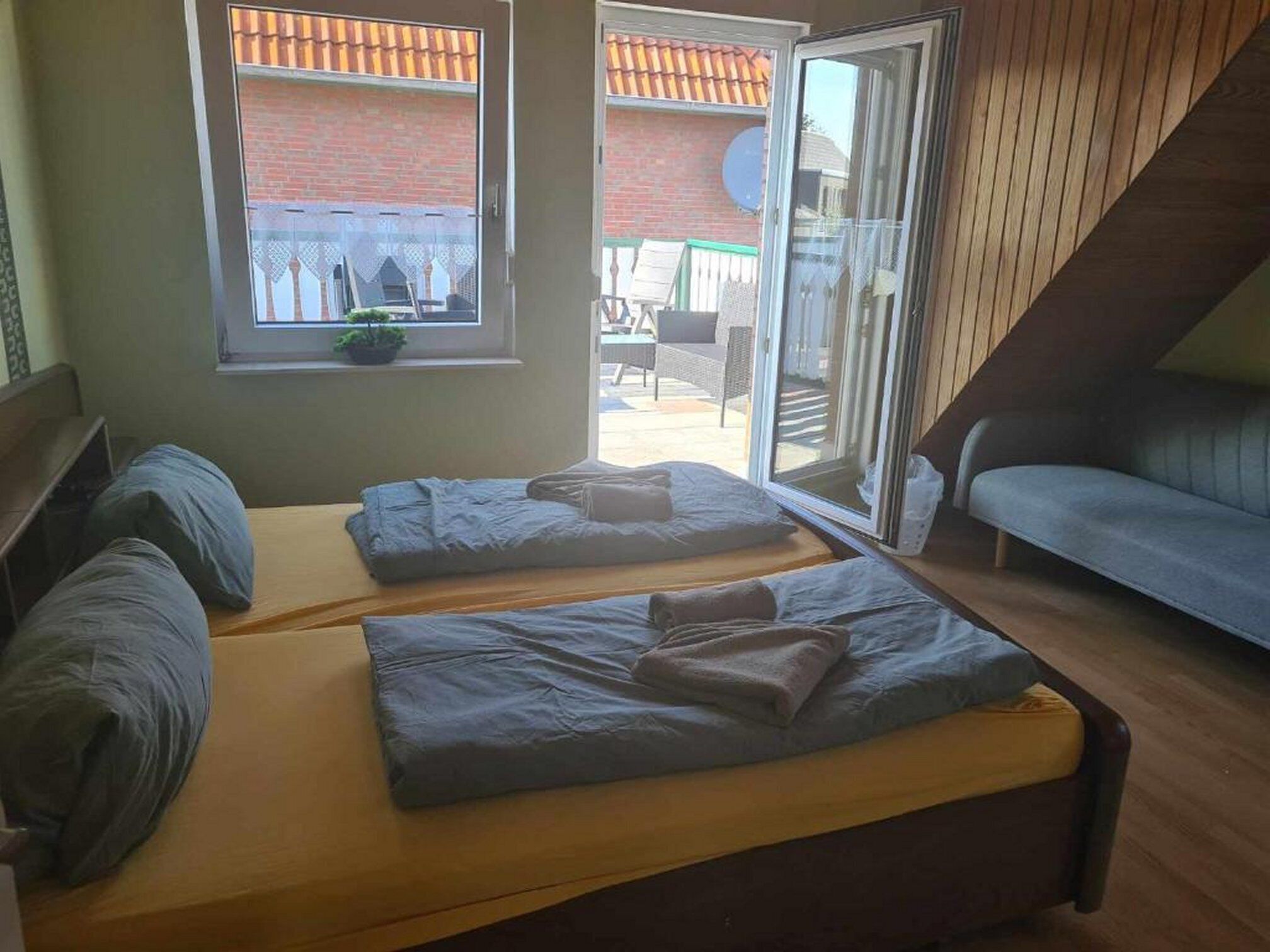 Basic-Dreibettzimmer, 1 Queen-Bett und Schlafsofa, Balkon | Babybetten, kostenloses WLAN, Bettwäsche