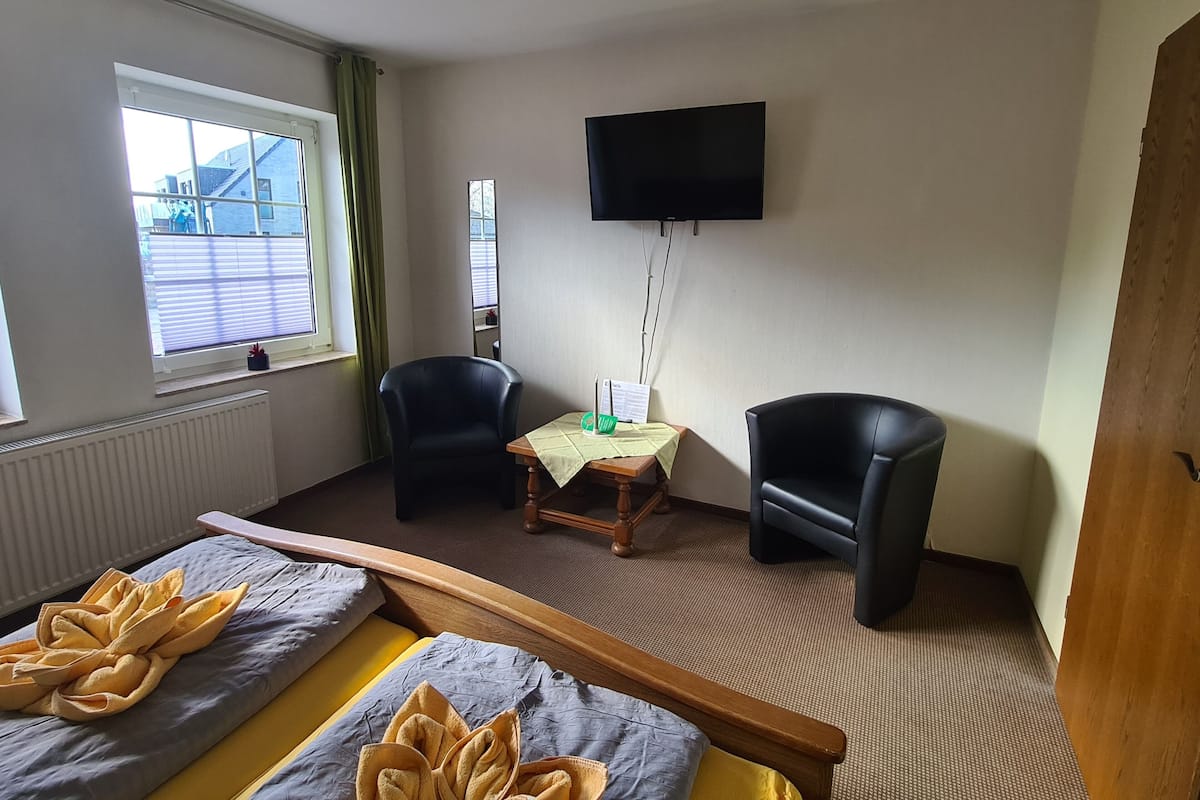 Habitación básica doble | Cunas, wifi gratis y ropa de cama