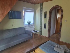 Habitació triple bàsica, 1 llit de matrimoni i sofà llit, balcó | Bressols, wifi gratuïta i roba de llit 