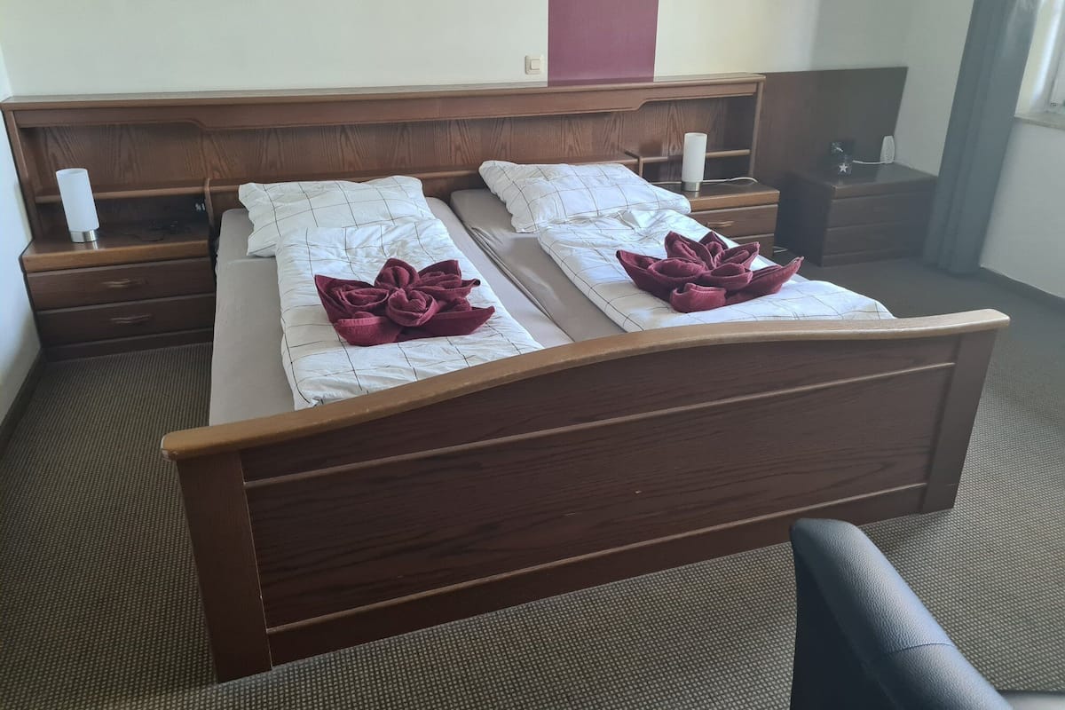 Habitación básica doble | Cunas, wifi gratis y ropa de cama