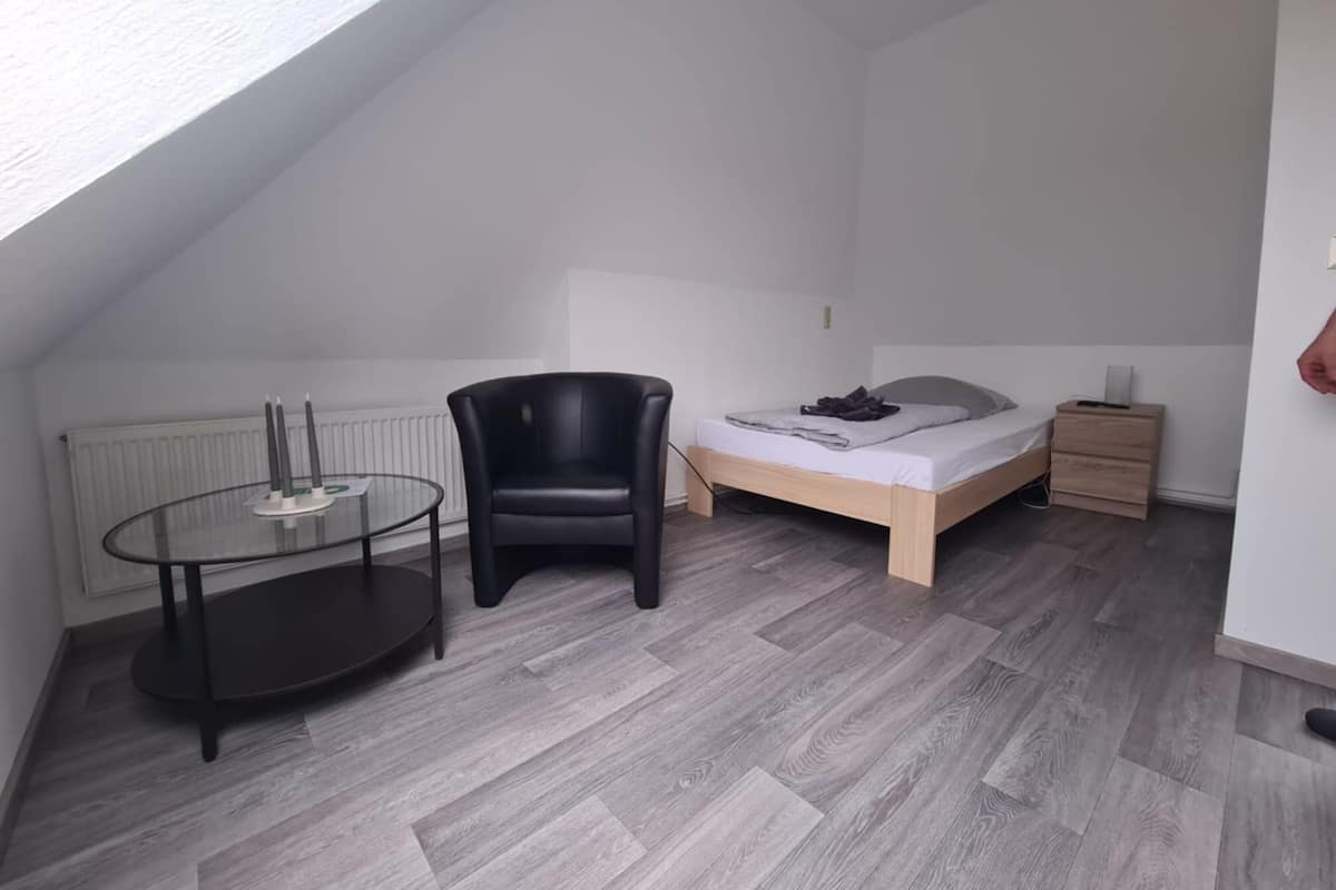 Habitación individual básica | Cunas, wifi gratis y ropa de cama