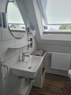 Basic Single Room | Bathroom | Shower, hair dryer, towels, soap - Hotel Pension Friesenruh (Esens)