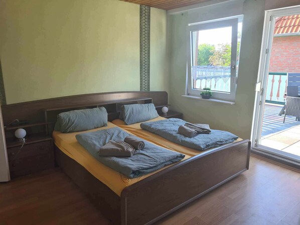 Basic Triple Room, 1 Queen Bed with Sofa bed, Balcony | Cribs/infant beds, free WiFi, bed sheets - Hotel Pension Friesenruh (Esens)