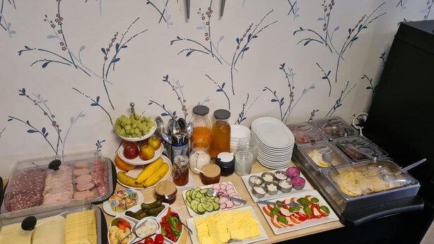 A buffet with various food items including meats, cheeses, fruits, and vegetables. - Hotel Pension Friesenruh (Esens)