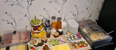 Dagelijks ontbijtbuffet (EUR 15 per persoon)