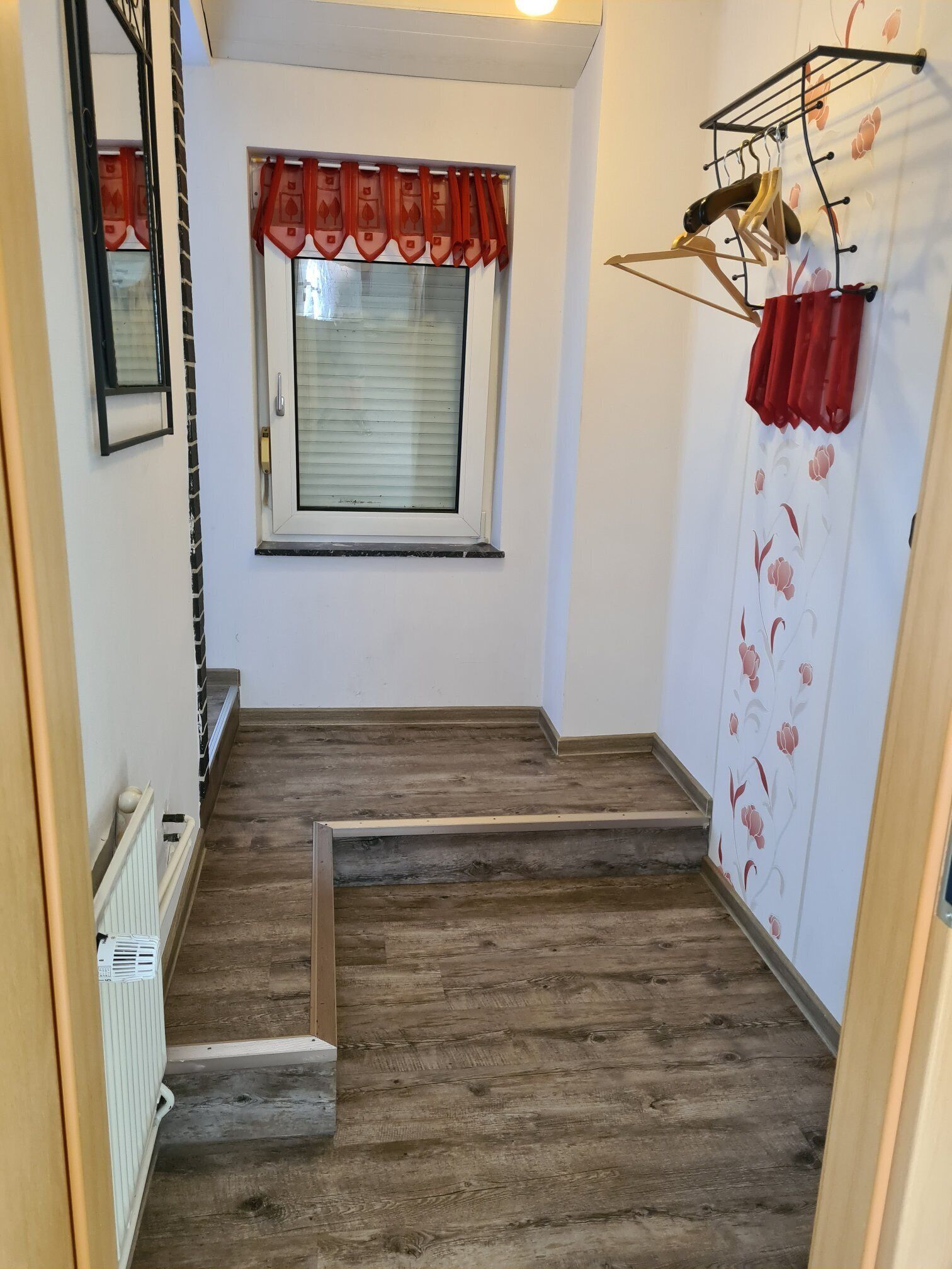 Eine Treppe mit Holzbodenstufen, die zu einer Zwischenebene führen.