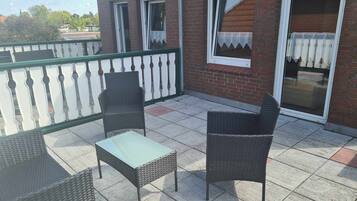 Basic-Dreibettzimmer, 1 Queen-Bett und Schlafsofa, Balkon | Terrasse/Patio