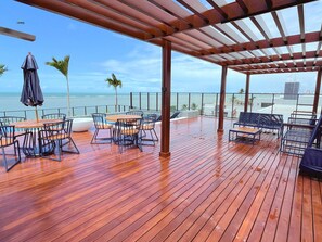 Outdoor dining - Hyde Park Premium - by Living (Jardim Oceania João Pessoa)