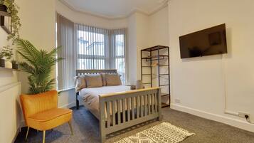 Iron/ironing board, WiFi, bed sheets