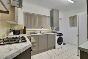 Private kitchen - Comfort living: Cozy Shared apartment in Portsmouth perfect for Contractors (Portsmouth)