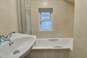 Towels, soap, toilet paper - Comfort living: Cozy Shared apartment in Portsmouth perfect for Contractors (Portsmouth)