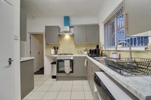 Private kitchen - Comfort living: Cozy Shared apartment in Portsmouth perfect for Contractors (Portsmouth)