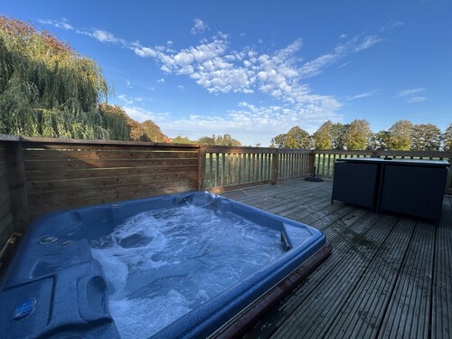 Athelington Lodge - Oak - sleeps 6 guests  in 2 bedrooms