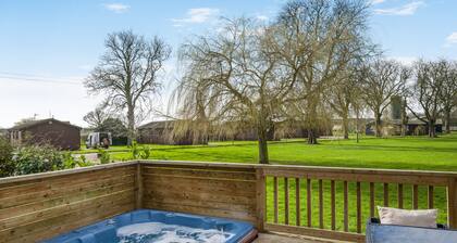Athelington Lodge - Oak - sleeps 6 guests in 2 bedrooms