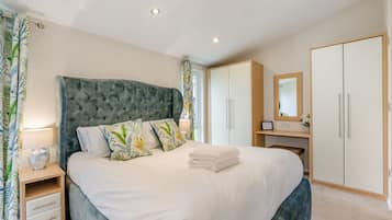 Iron/ironing board, free WiFi, bed sheets