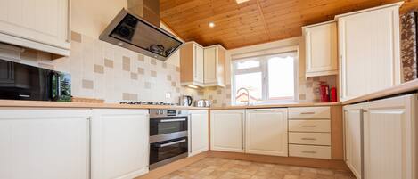 冷蔵庫、電子レンジ、オーブン、食器洗い機