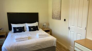 Een strijkplank/strijkijzer, gratis wifi, beddengoed