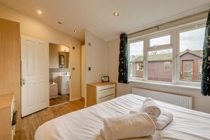 Iron/ironing board, free WiFi, bed sheets - Field View 2 bed (S)- Spruce - sleeps 6 guests  in 2 bedrooms (Eye)