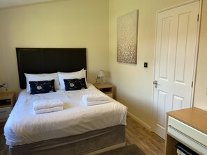Iron/ironing board, free WiFi, bed sheets - Field View 2 bed (S)- Spruce - sleeps 6 guests  in 2 bedrooms (Eye)
