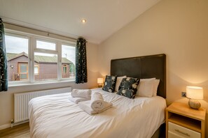 Iron/ironing board, free WiFi, bed sheets - Field View 2 bed (S)- Spruce - sleeps 6 guests  in 2 bedrooms (Eye)