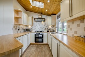 Fridge, microwave, oven, dishwasher - Field View 2 bed (S)- Spruce - sleeps 6 guests  in 2 bedrooms (Eye)