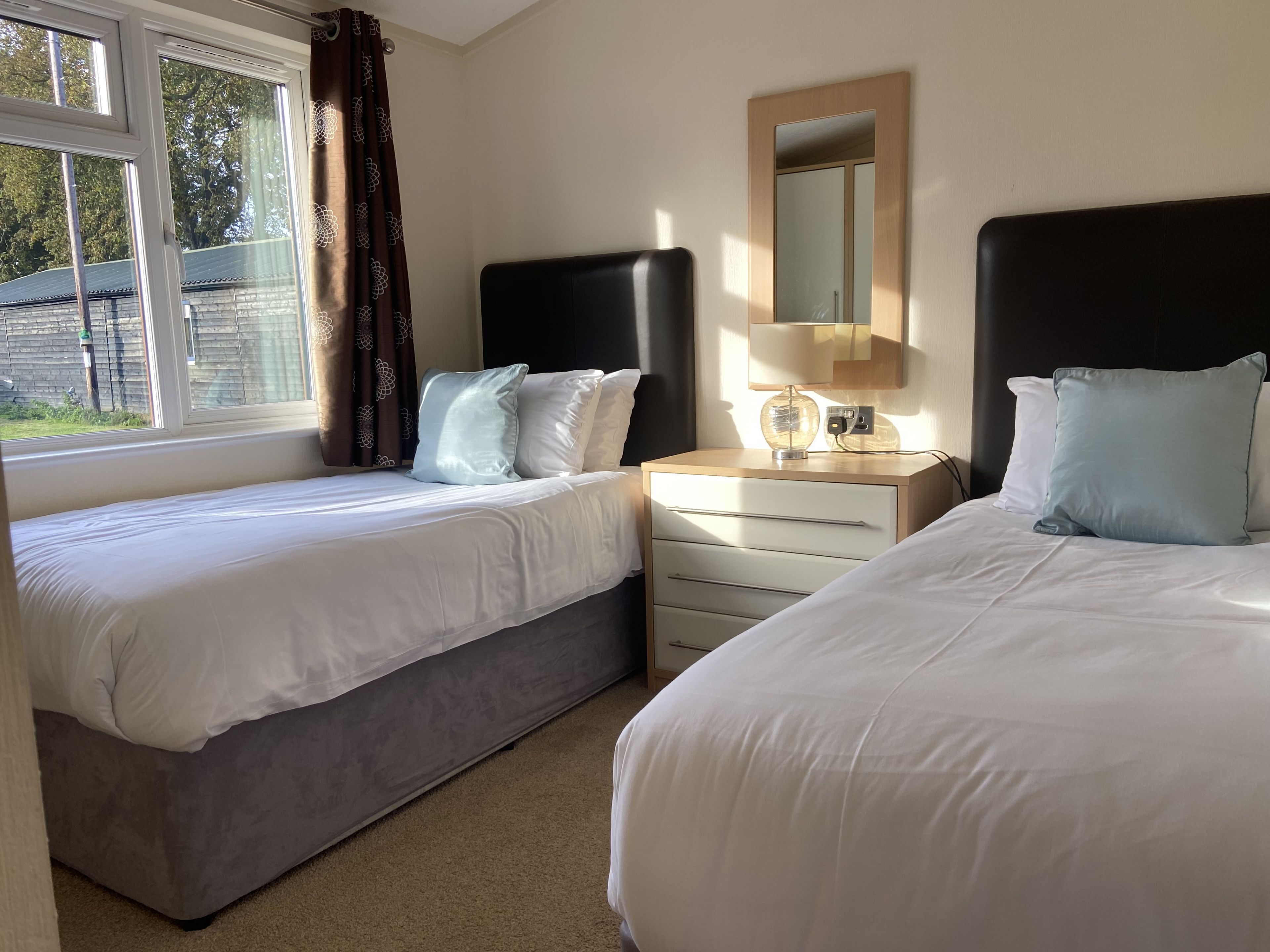 Tabla de planchar con plancha, wifi gratis, ropa de cama