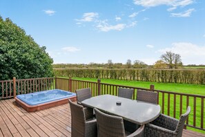 Outdoor dining - Field View 2 bed (S)- Spruce - sleeps 6 guests  in 2 bedrooms (Eye)