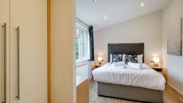 Iron/ironing board, free WiFi, bed sheets