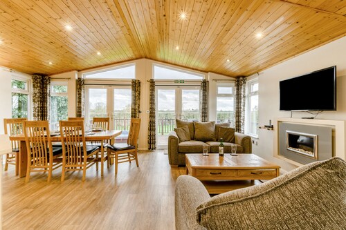 Field View 2 bed (S)- Spruce - sleeps 6 guests  in 2 bedrooms