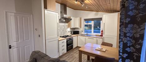 冷蔵庫、電子レンジ、オーブン、食器洗い機