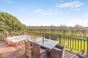 Outdoor dining - Field View 2 bed - Hazel - sleeps 6 guests  in 2 bedrooms (Eye)